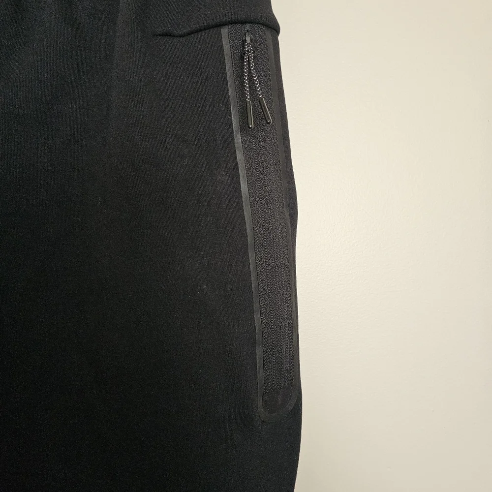 NWT Nike Men Black Slim Fit Size M Taper Leg Regular Length Joggers Sweatpants